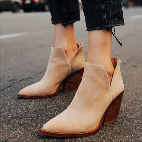 Vince Camuto Gigietta Boot Tan Suede Point Toe Southwestern Ankle Bootie Size 9 - Picture 1 of 15
